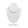 Collar de Oro blanco con diseño semirrígido, Brillantes y Esmeraldas