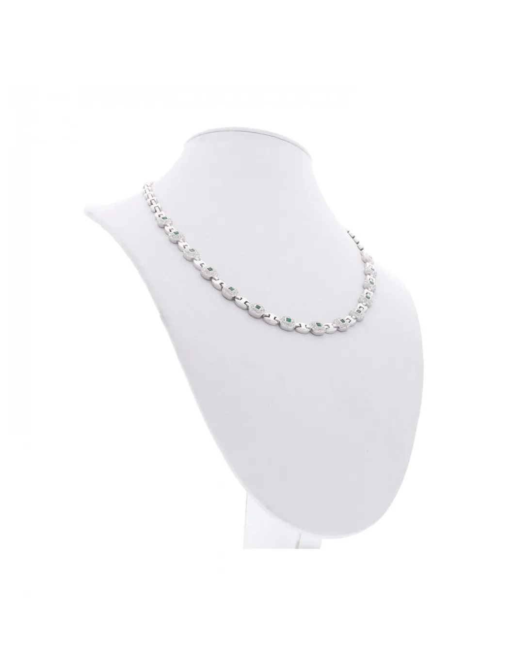 Collar de Oro blanco con diseño semirrígido, Brillantes y Esmeraldas