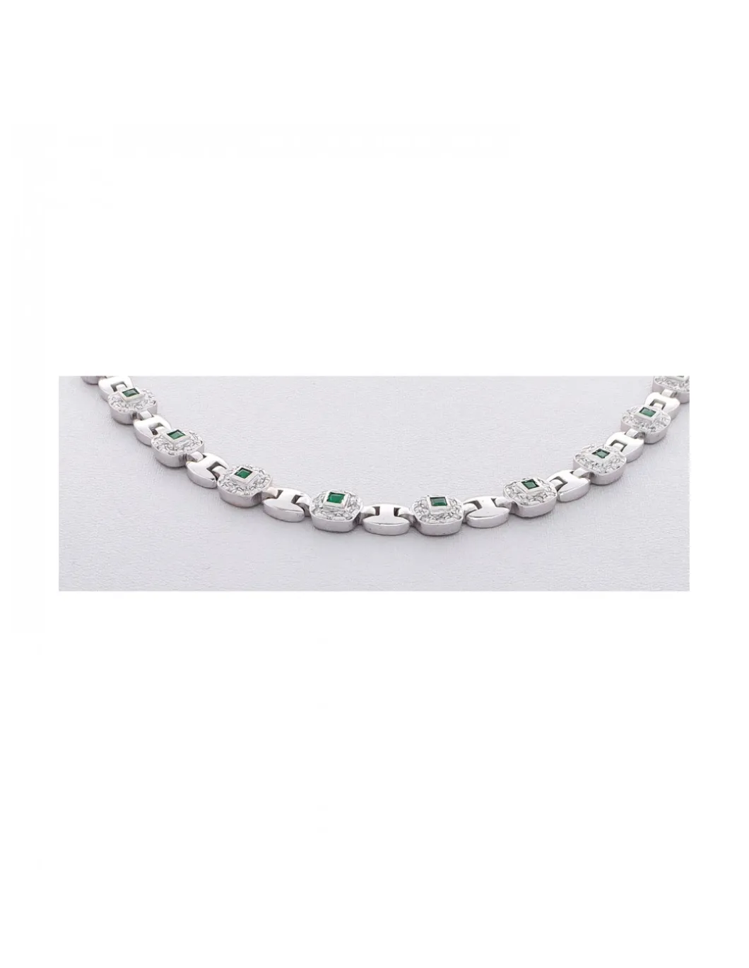 Collar de Oro blanco con diseño semirrígido, Brillantes y Esmeraldas