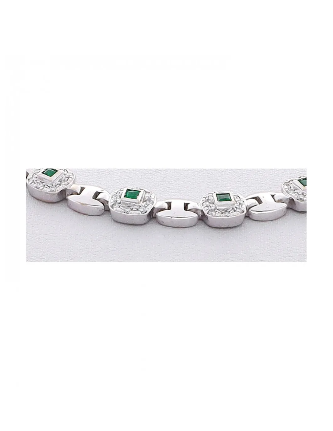 Collar de Oro blanco con diseño semirrígido, Brillantes y Esmeraldas