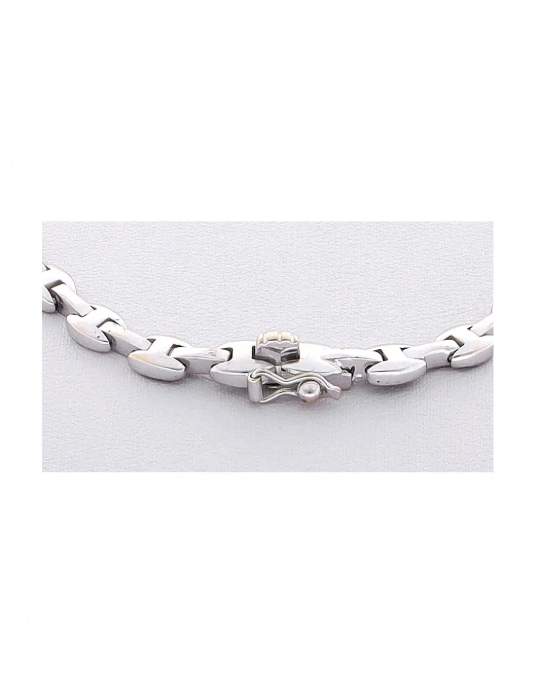 Collar de Oro blanco con diseño semirrígido, Brillantes y Esmeraldas