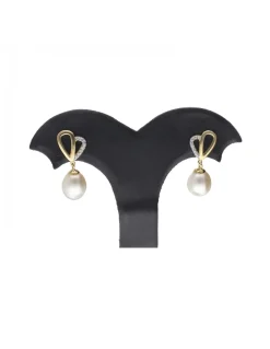 Pendientes de oro amarillo 18 K con diseño y perlas