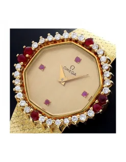 Reloj de Oro amarillo con diseño OMEGA, Brillantes y Rubíes